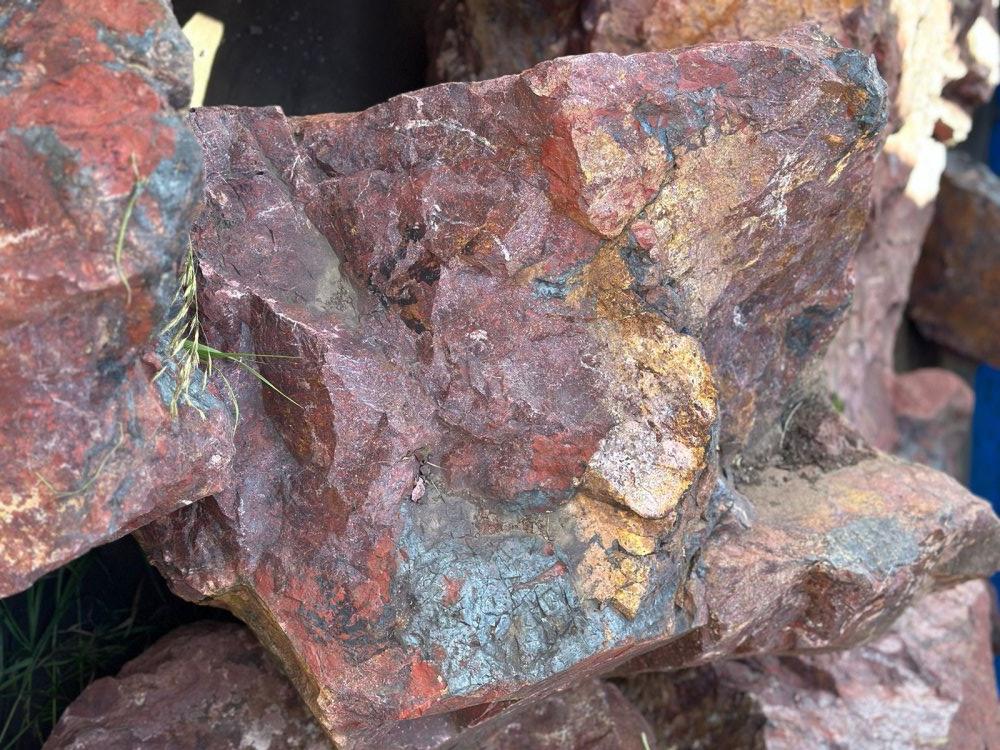 Камни для ландшафтного дизайна красно-фиолетовые 10-60 килограмм купить в Талице