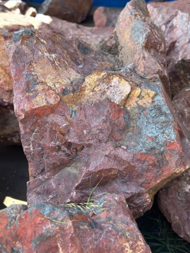 Камни для ландшафтного дизайна красно-фиолетовые 10-60 килограмм купить в Талице