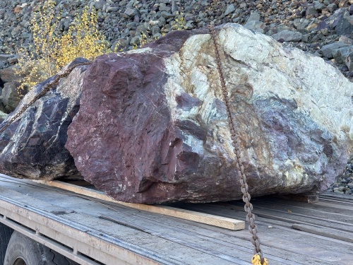 Огромные красно-фиолетовые валуны для ландшафтного дизайна весом более 5 тонн купить в Талице