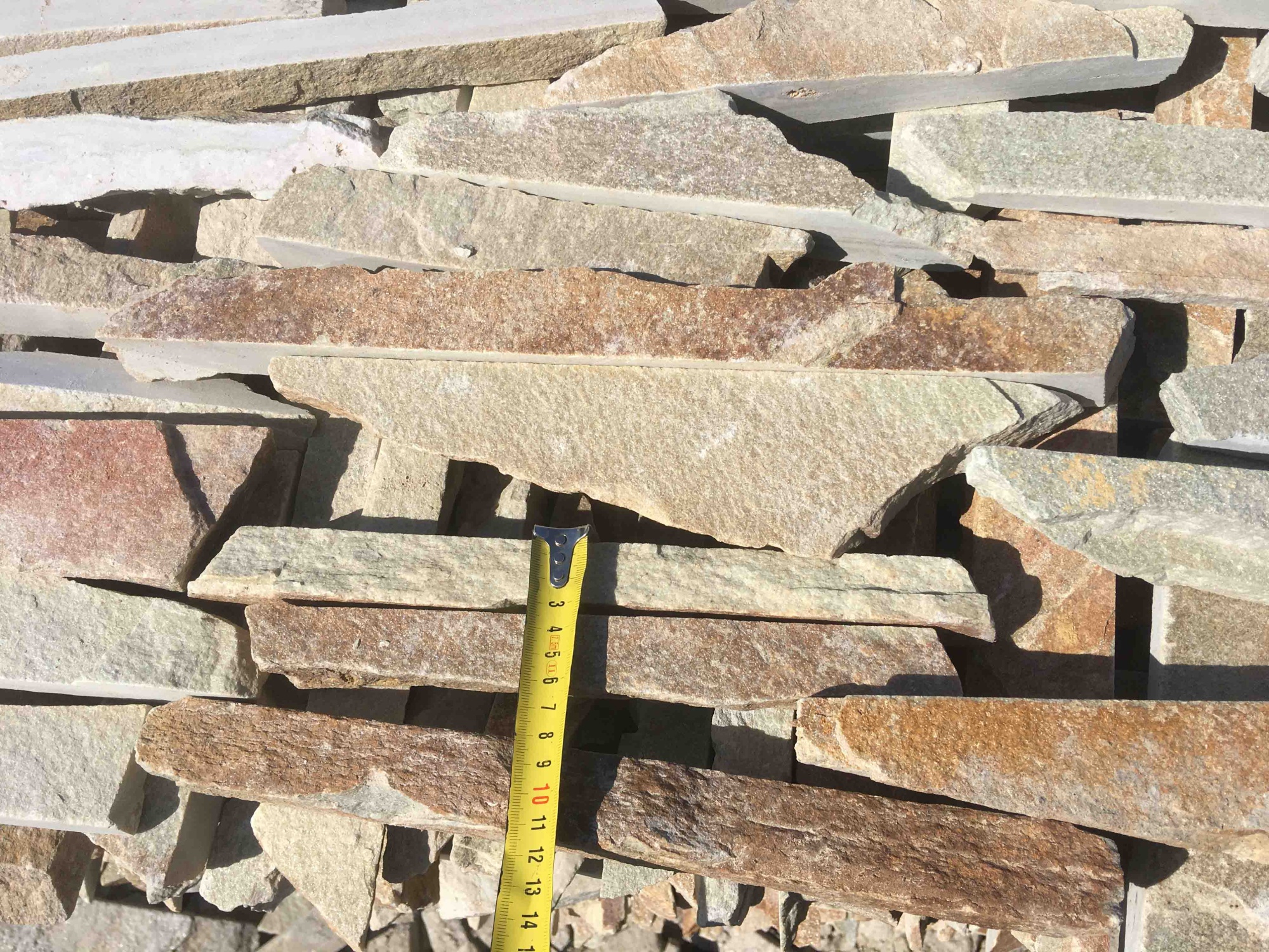 Горбушка златолит золотистый для облицовки купить в Талице