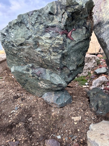 Гигантские зелёные валуны для ландшафтного дизайна весом более 5 тонн купить в Талице