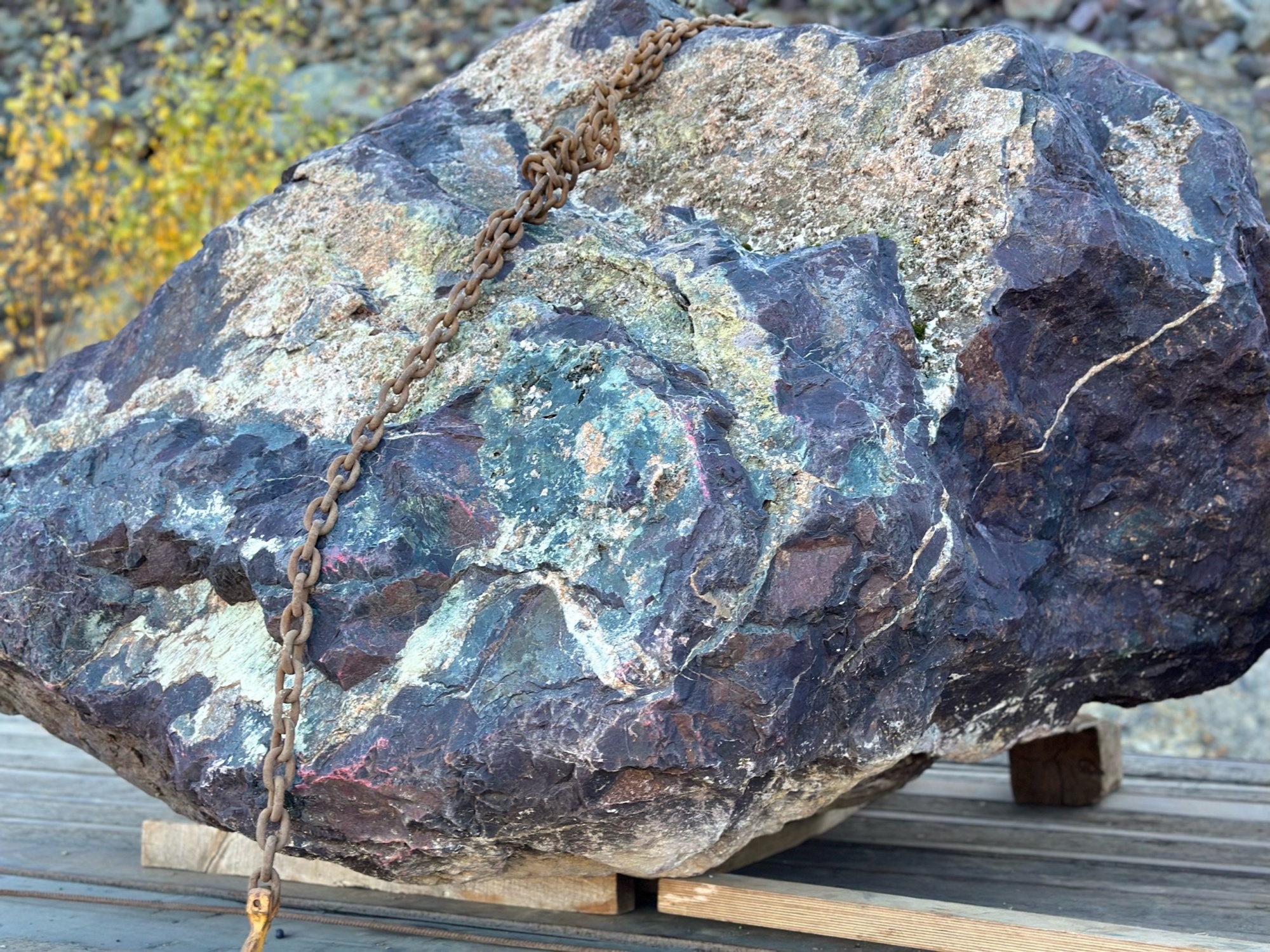 Огромные красно-фиолетовые валуны для ландшафтного дизайна весом более 5 тонн купить в Талице