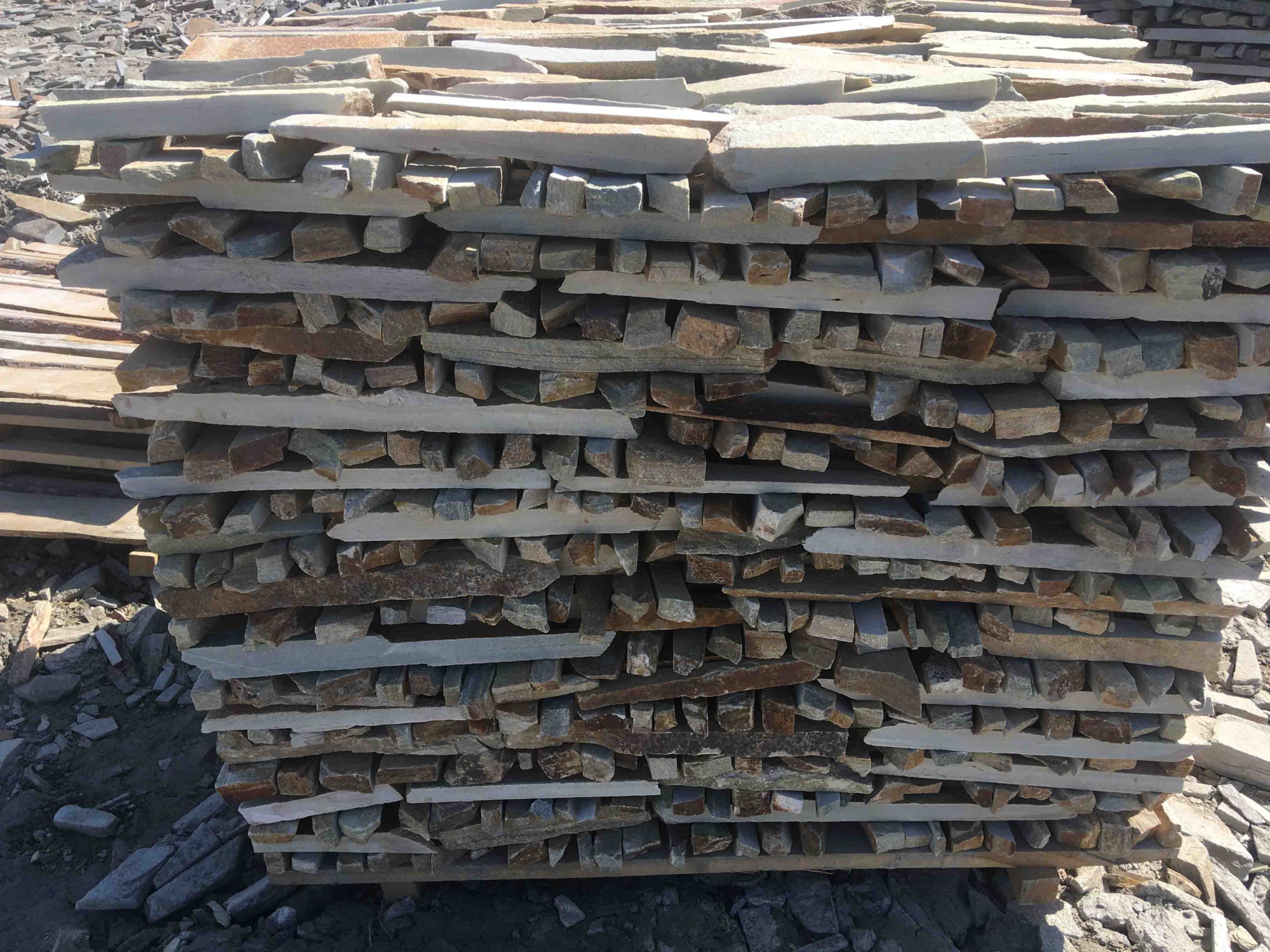 Горбушка златолит золотистый для облицовки купить в Талице