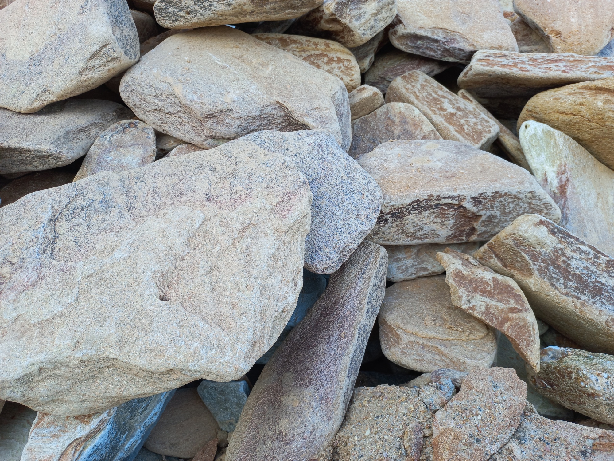 Златолит жёлтый, жёлто-зелёный глыбки и валуны для ланшафтного дизайна купить в Талице