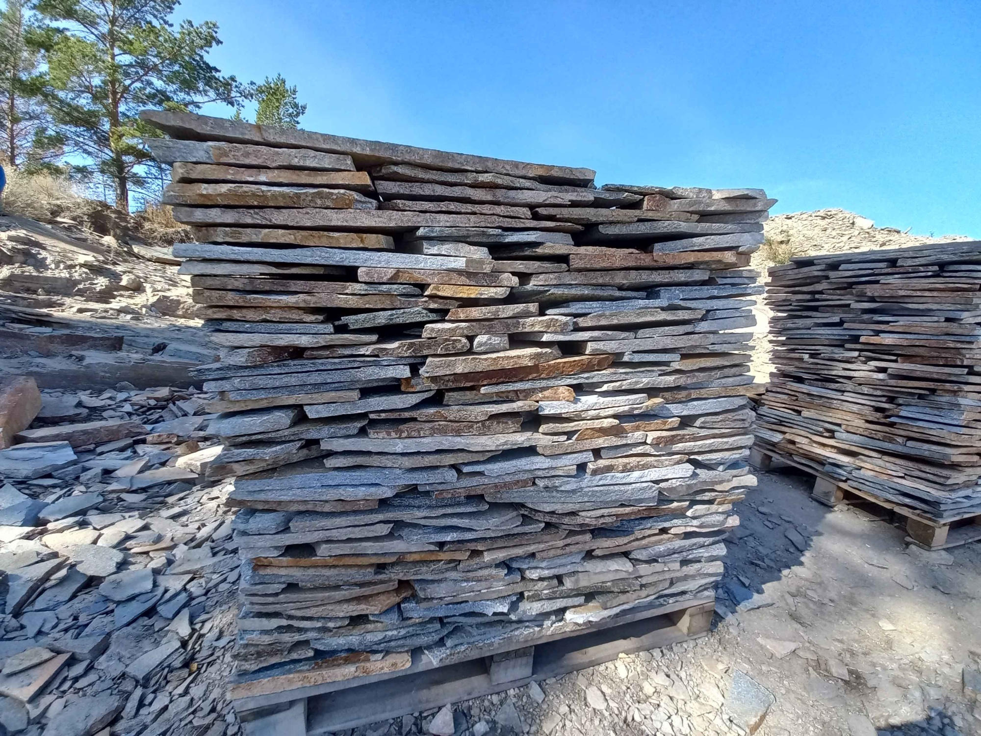 Плитняк златолит серебристый для фасада купить в Талице