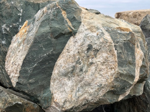 Гигантские зелёные валуны для ландшафтного дизайна весом более 5 тонн купить в Талице