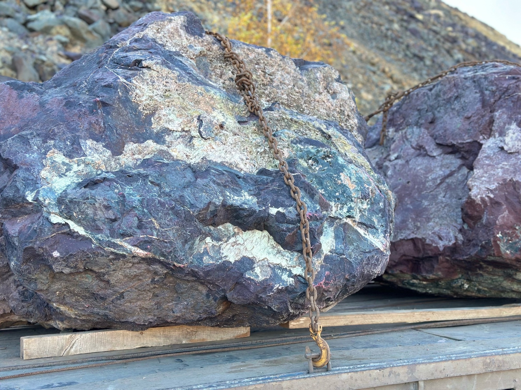 Огромные красно-фиолетовые валуны для ландшафтного дизайна весом более 5 тонн купить в Талице